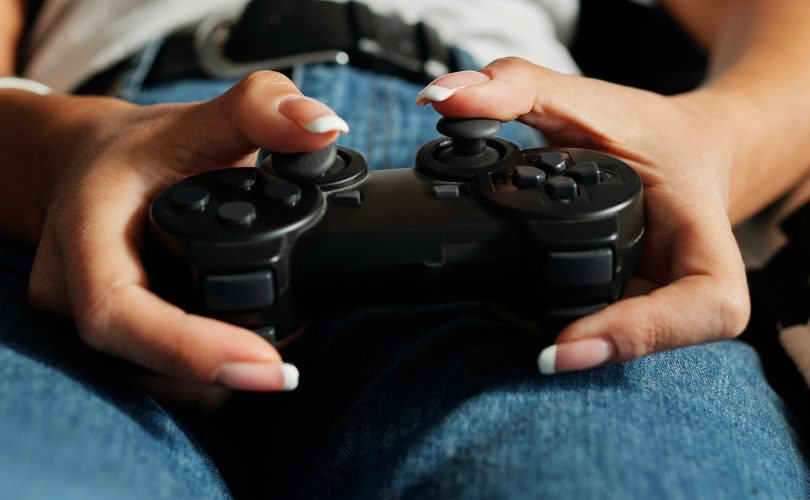 Gli italiani sono sempre più appassionati di gaming. Ma non tutti ne conoscono i rischi