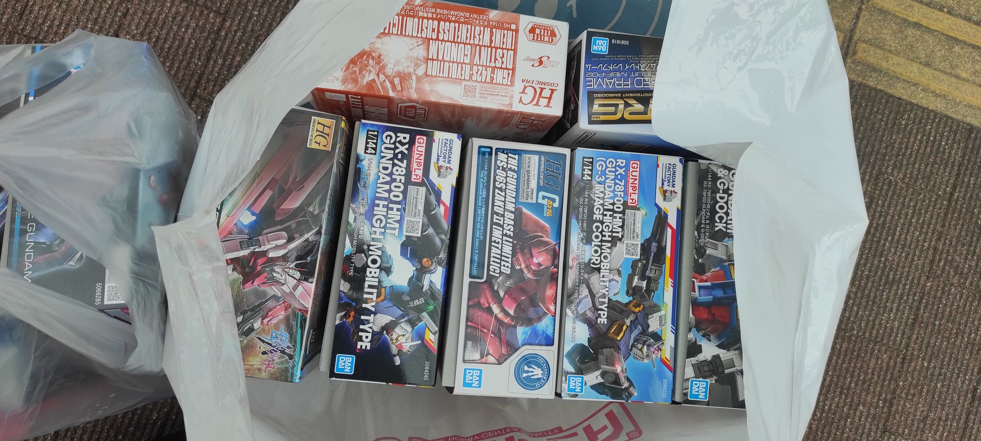 Some of the GUNPLA to be shipped.